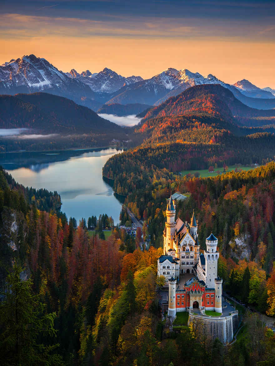 Majestätische Bayerische Alpen mit Schloss Neuschwanstein im goldenen Morgenlicht