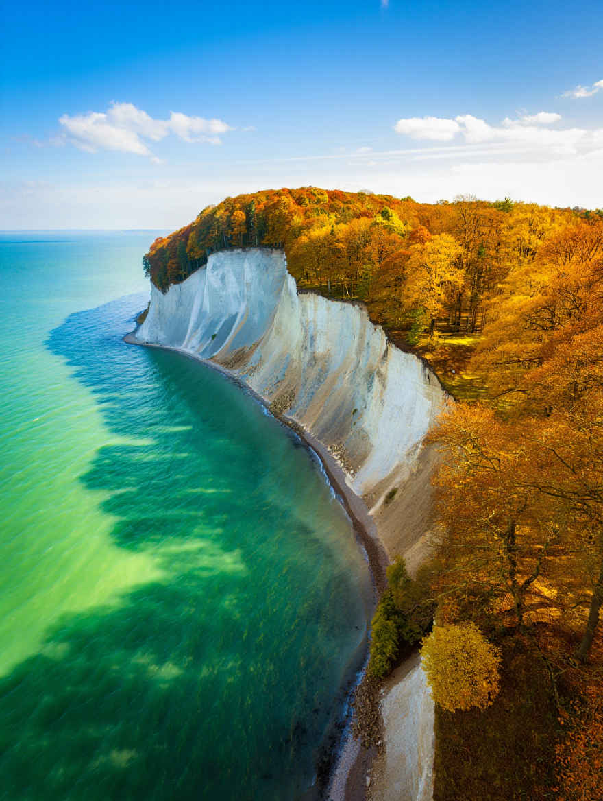 Weiße Kreidefelsen von Rügen mit türkisblauem Ostseewasser und Buchenwäldern